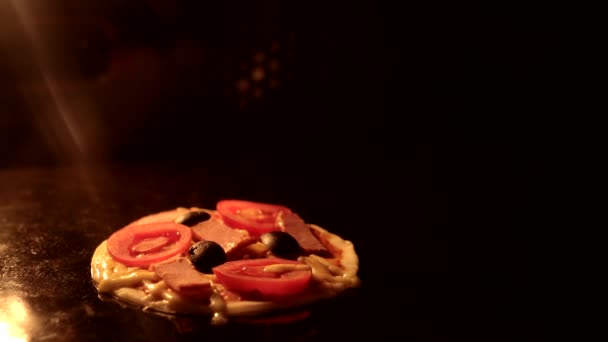 用热烤箱烹调意大利小披萨 披萨的特写时间过去了 在烤箱里不断上升的披萨 自制面包店的概念 食物烹调概念 — 图库视频影像