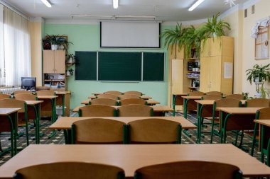 seçici yumuşak ve bulanık odaklanma. Fakir okuldaki sınıfta eski ahşap sıra konferans koltukları. Öğrenci olmadan çalışma odası..