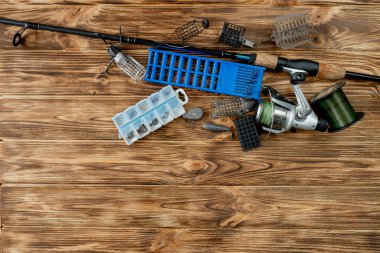 olta, olta, olta, olta, olta ve kancalı plastik kutular, tahta tahtalarda besleyiciler, kopyalama alanı..