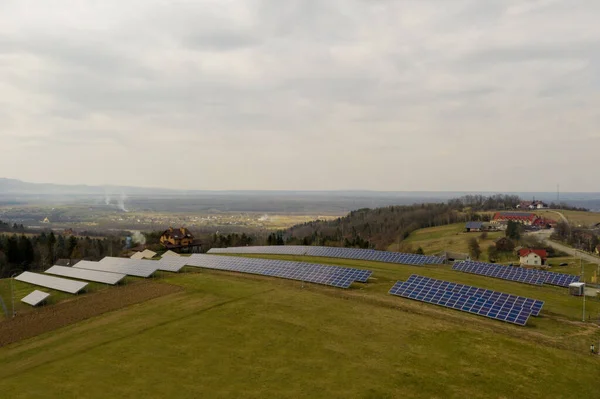 Yeşil Çimen Arka Planında Yenilenebilir Temiz Enerji Üreten Büyük Solar — Stok fotoğraf