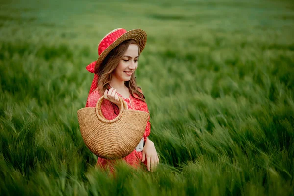 Портрет Молодої Жінки Сукні Капелюсі Зеленому Полі Ячменю Сільській Місцевості — стокове фото