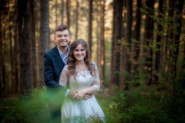 Gelin ve damat ormanda evleniyor, fotoğraf çekiliyor.