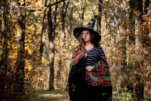 Bruxa Halloween Com Uma Faca Floresta — Fotografia de Stock