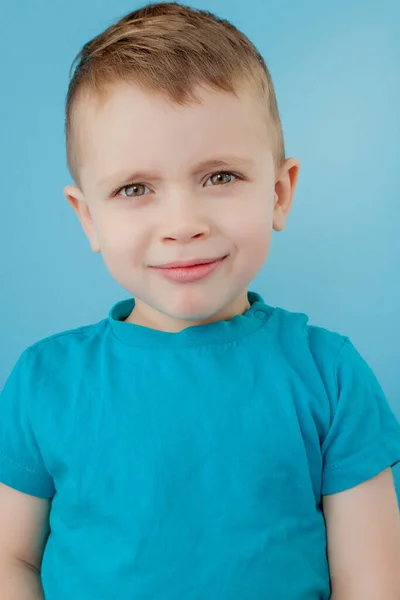 Retrato Menino Bonito Com Penteado Encaracolado Elegante Azul Shirt Olhando — Fotografia de Stock