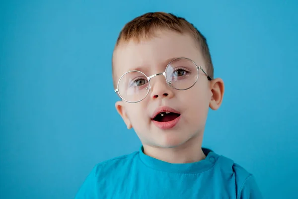 Retrato Niño Sonriente Con Unas Gafas Graciosas Escuela Preescolar Moda — Foto de Stock