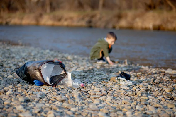 Αποθήκευση Έννοια Του Περιβάλλοντος Ένα Μικρό Αγόρι Συλλογή Σκουπίδια Και — Φωτογραφία Αρχείου