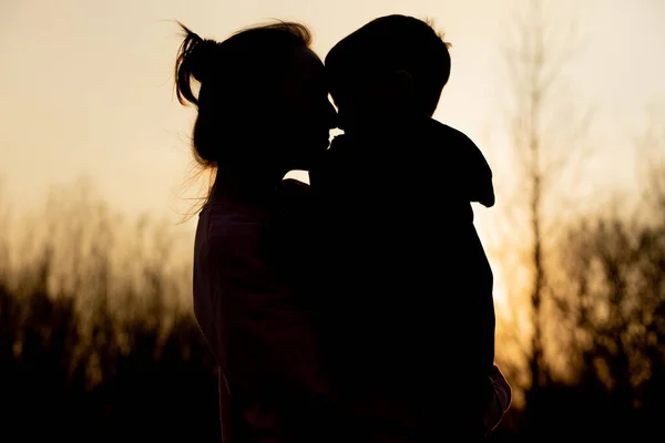 Silhouet Van Een Moeder Zoon Die Buiten Spelen Bij Zonsondergang — Stockfoto