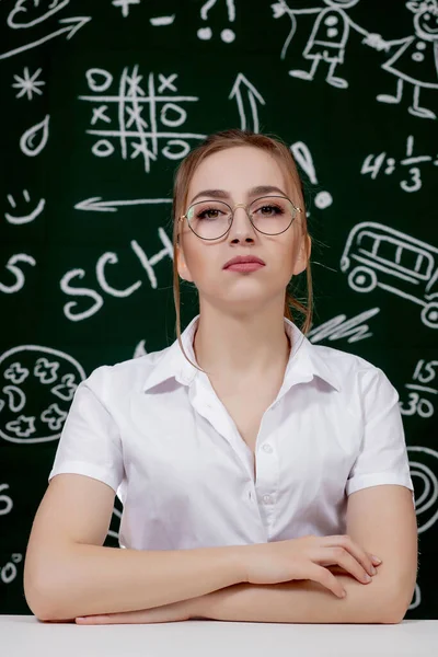 Jeune Professeur Est Assis Près Tableau Noir Classe — Photo