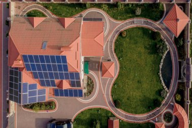 Mavi panelli, yeni, modern bir ev kulübesinin havadan görünüşü. Yenilenebilir ekolojik yeşil enerji üretim kavramı.