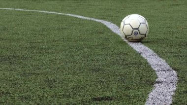 Ukrayna, Kyiv - 19 Aralık 2019: Düşük kesimli futbol oyuncusunun çimenlerde top attığı sahne.