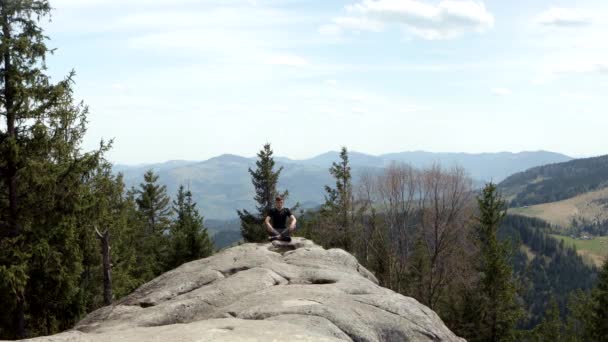 Young Man Doing Yoga Wonderful Mountain Place Νέα Εποχή Ενέργεια — Αρχείο Βίντεο