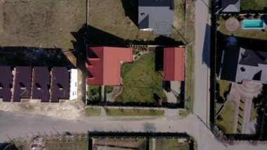 Beton zeminli yeşil çimenli asfalt bahçeli özel bir evin havadan görünüşü