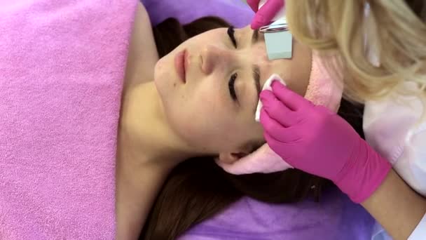 Kosmetolog Wykonuje Zabieg Ultradźwiękowego Złuszczania Twarzy Pięknej Młodej Kobiety Salonie — Wideo stockowe