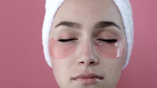 앞에서 콜라겐 마스크를 광고를 스튜디오에서 포즈를 취하는 여성의 — 비디오