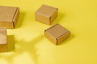 Gölge Uçak ve karton kutular. Hava kargo ve paket kavramı, havayolu postası. Mal ve ürünlerin hızlı teslimatı. Kargo uçağı. Lojistik, ulaşılması zor yerlerle bağlantı. Banner, boşluğu kopyala.