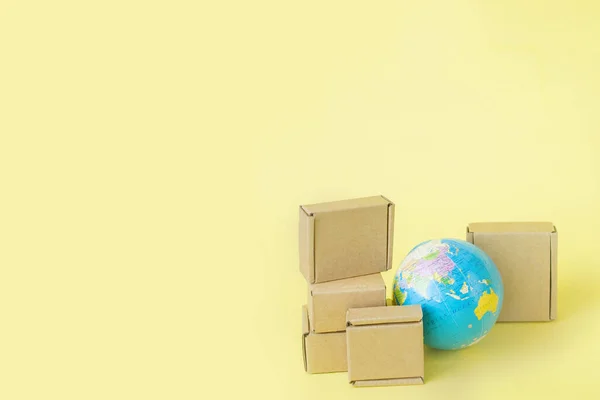 地球は箱に囲まれている 商品のグローバルビジネスと国際輸送 輸送貨物 世界貿易と経済学 インポート輸出 商品取引 — ストック写真