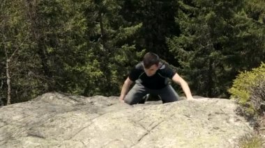 Bir turist kayanın tepesine tırmandı..