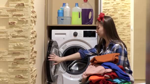 Bir Kadın Çamaşır Yıkar Bir Kadın Çamaşır Makinesine Çamaşır Koyar — Stok video