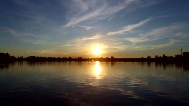 Antenne Sonnenuntergang Oder Sonnenaufgang Himmel Über Einem See Mit Verstreuten — Stockvideo