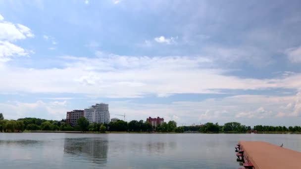 Zaman Kaynağı Şehir Gölü Üzerinde Hareket Eden Bulutlar — Stok video