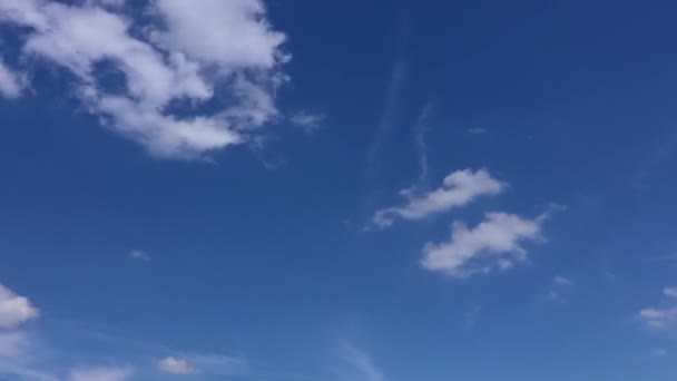 雲は青空の中でスムーズに移動します タイムラプスだ 雲の空間 光の雲と晴れ青空 美しい雲が空を飛んでいる 時間の経過 大気中の気象現象 — ストック動画