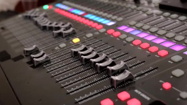 Afstandsbediening Voor Het Afstellen Van Het Geluid Audio Mixer Geluidstechnicus — Stockvideo