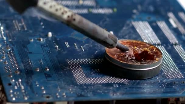 Dunks fer à souder chaud en rosin.Carte mère smartphone.Preparing pour réparer la tablette.A Fer à souder fumeur close-up