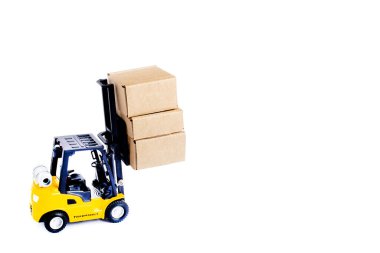 Mini forklift kamyon yükü karton kutular beyaz arka planda izole. Lojistik ve Ulaştırma Yönetimi fikirleri ve Endüstri ticari konsepti