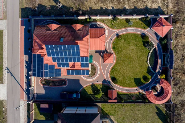 Nieuw Huis Met Tuin Zonnepanelen Het Dak — Stockfoto