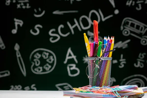 School Achtergrond Met Briefpapier Accessoires Boeken Wereldbol Potloden Diverse Kantoorbenodigdheden — Stockfoto