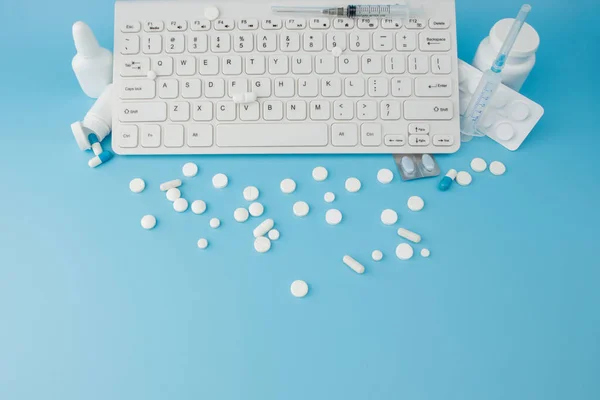Warenkorb Spielzeug Mit Medikamenten Und Tastatur Pillen Blisterverpackungen Medizinische Flaschen — Stockfoto