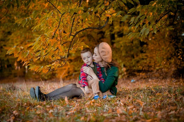 Šťastná Mladá Matka Hrát Bavit Svým Malým Synem Slunci Teplý — Stock fotografie