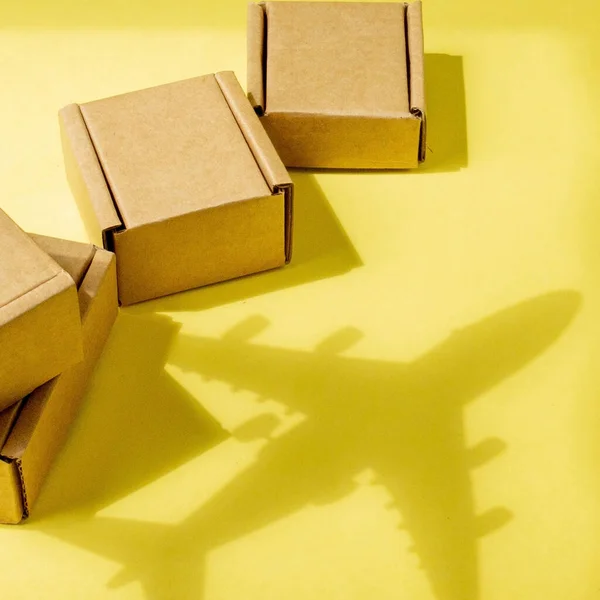 Stínové Letadlo Hromada Lepenkových Krabic Koncepce Leteckého Nákladu Balíků Letecké — Stock fotografie
