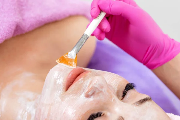 Mascarilla Descamación Facial Tratamiento Belleza Spa Cuidado Piel Mujer Recibiendo —  Fotos de Stock