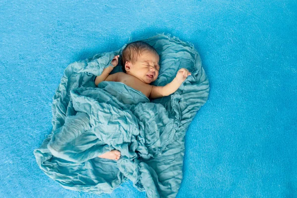 Niño Recién Nacido Días Acostado Boca Arriba Relajándose Bajo Paño —  Fotos de Stock