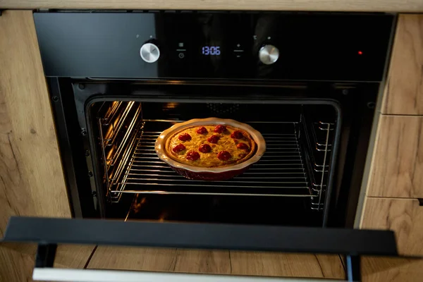 Taart met kip en tomaten ligt op een bakplaat in de oven. Quiche Loren — Stockfoto