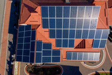 Mavi panelli, yeni, modern bir ev kulübesinin havadan görünüşü. Yenilenebilir ekolojik yeşil enerji üretim kavramı.