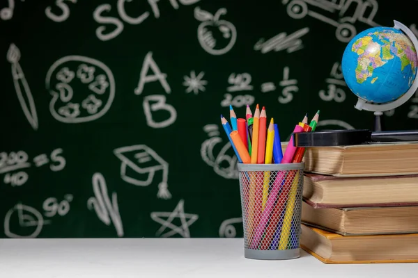 Terug Naar School Achtergrond Met Boeken Potloden Wereldbol Witte Tafel — Stockfoto