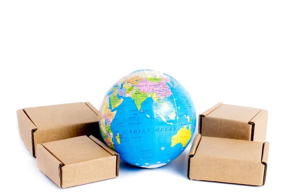 Земна Куля Оточена Коробками Ізольованими Білому Тлі Глобальний Бізнес Міжнародні — стокове фото