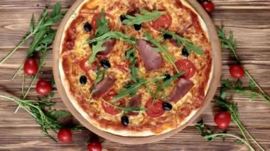 Salamlı İtalyan pizzası, domates, zeytin ve fesleğen. Üst görünüm