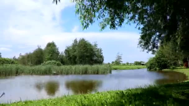 Lapso Tempo Lago Pesca Céu Azul Brilhante Com Nuvens Brancas — Vídeo de Stock