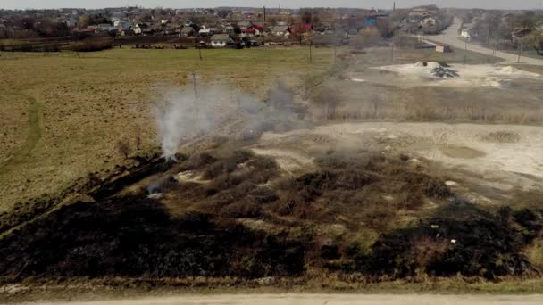 Pollution de l'air causée par les feux de forêt, nuages de fumée au-dessus du champ en feu, images aériennes. Catastrophe naturelle épique, feu de forêt en été