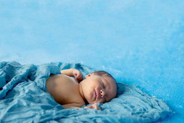 新生児14日古いです赤ちゃん男の子横たわっ彼の背中リラックス下に青ラップ布 — ストック写真