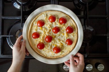 Fırından fırın eldivenli bir kadın tarafından alınan kiş..