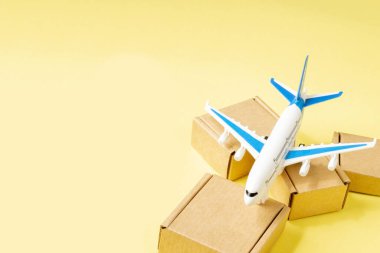 Uçak ve karton kutular. Hava kargo ve paket kavramı, havayolu postası. Mal ve ürünlerin hızlı teslimatı. Kargo uçağı. Lojistik, ulaşılması zor yerlerle bağlantı. Banner, boşluğu kopyala.