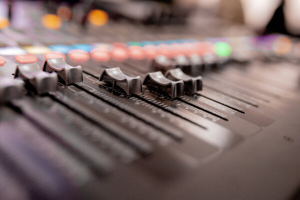Buttons equipment for sound mixer control, equipment for sound mixer control, electornic device.