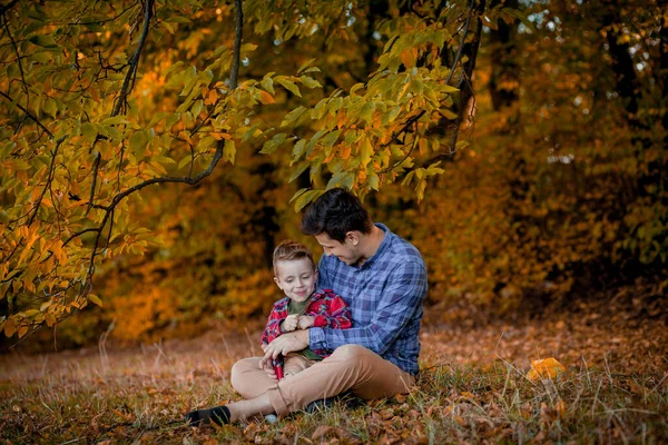 Mladý Otec Jeho Malý Syn Užívají Venku Parku Selektivní Soustředění — Stock fotografie