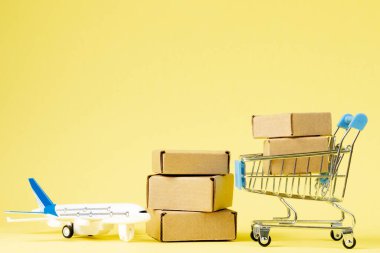 Uçak ve karton kutular. Hava kargo ve paket kavramı, havayolu postası. Mal ve ürünlerin hızlı teslimatı. Kargo uçağı. Lojistik, ulaşılması zor yerlerle bağlantı. Banner, boşluğu kopyala.