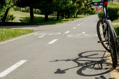 Ivano-Frankivsk, 29 Mayıs 2020: dağ bisikleti bisiklet yolu üzerinde park halinde duruyor