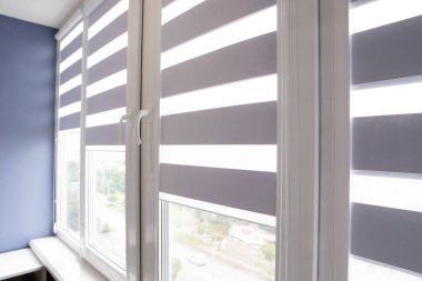 Ofis perdeleri. Modern jaluzi. Ofis toplantı odası ışıklandırma aralığı kontrolü